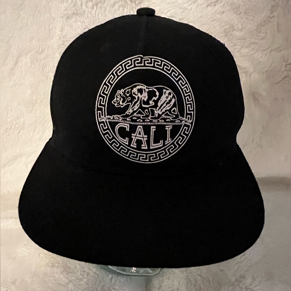Cali black baseball hat. Like new